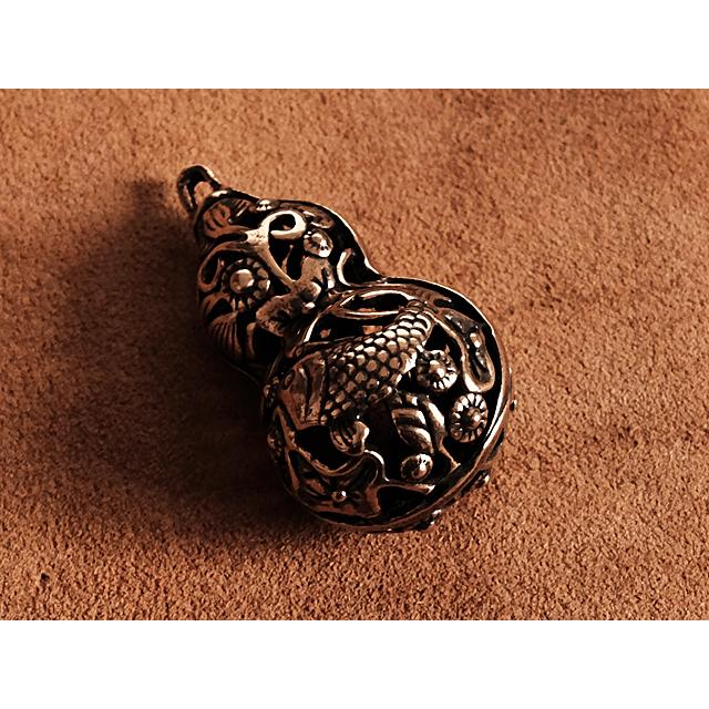 真鍮製 ひょうたんキーホルダー(透かし彫り エージングカラー)瓢箪 キーリング ネックレス アメカジ チャーム 工芸品 ブラス ペンダント - 画像 (4)