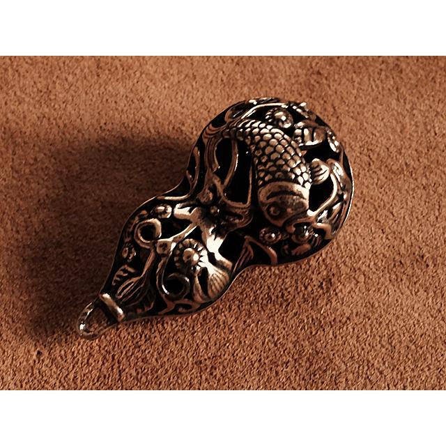 真鍮製 ひょうたんキーホルダー(透かし彫り エージングカラー)瓢箪 キーリング ネックレス アメカジ チャーム 工芸品 ブラス ペンダント - 画像 (3)