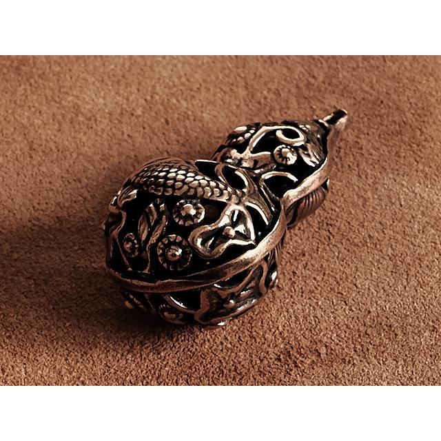 真鍮製 ひょうたんキーホルダー(透かし彫り エージングカラー)瓢箪 キーリング ネックレス アメカジ チャーム 工芸品 ブラス ペンダント - 画像 (2)