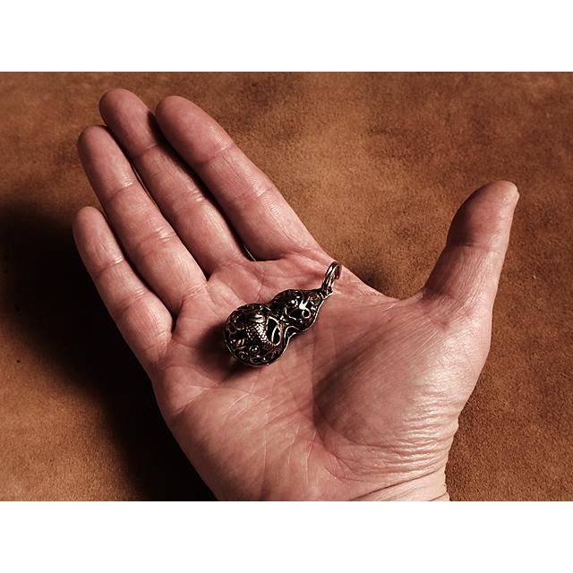 真鍮製 ひょうたんキーホルダー(透かし彫り エージングカラー)瓢箪 キーリング ネックレス アメカジ チャーム 工芸品 ブラス ペンダント - 画像 (5)